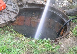 Промывка канализационных труб с помощью илососов